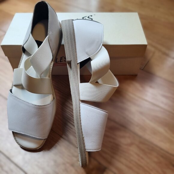 Aerosoles White Leather Sandles Size 8 Flat Open Toe - Picture 6 of 6